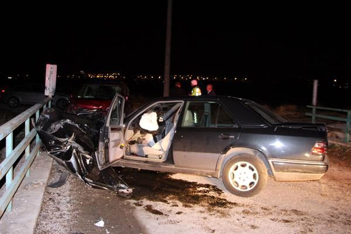 Otomobille cip köprüde çarpıştı: 4 yaralı