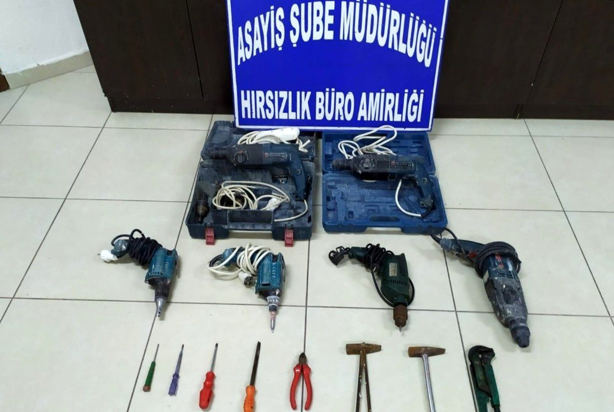 Otomobillerden malzeme çalan 3 kişi yakalandı