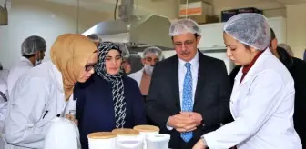 Rektör Coşkun öğrencilerle birlikte derse girdi