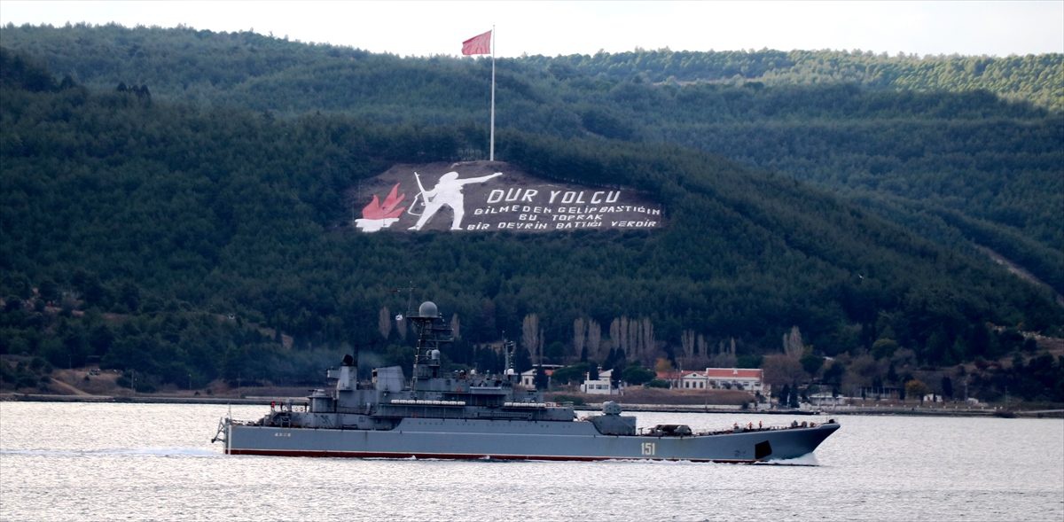 Rus askeri gemisi Çanakkale Boğazı\'ndan geçti