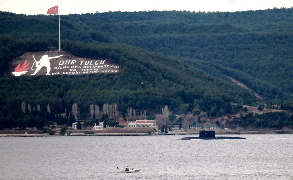Rus denizaltısı Çanakkale Boğazı\'ndan geçti