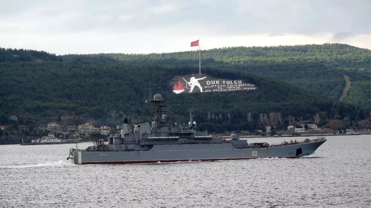 Rus savaş gemisi \'Azov\' Çanakkale Boğazı\'ndan geçti
