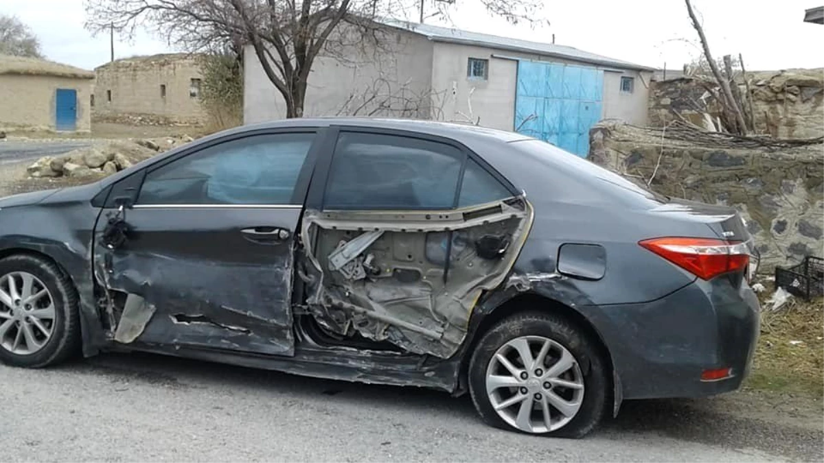 Seyir halinde kendini vurdu, otomobili kaymakamın aracına çarptı