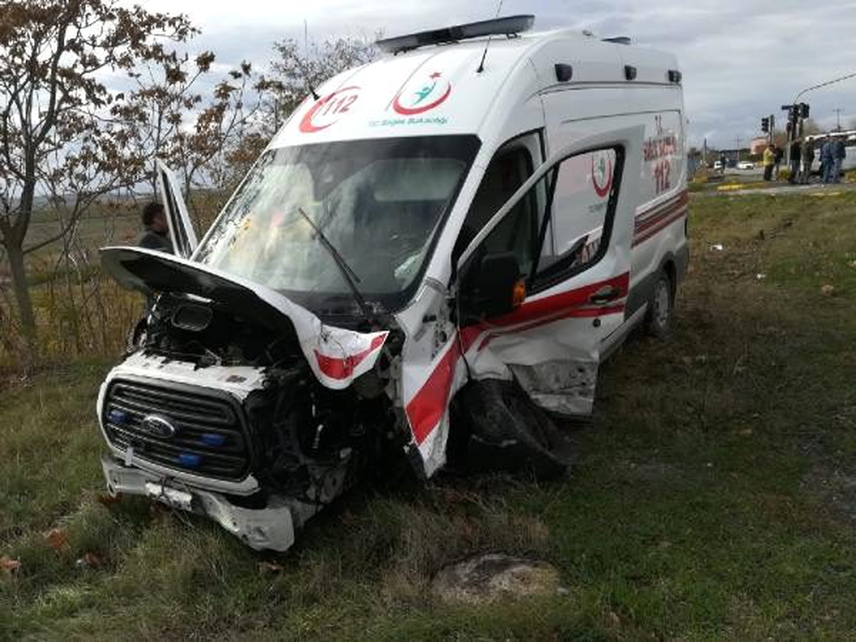 Silivri\'de hasta taşıyan ambulansla otomobil çarpıştı