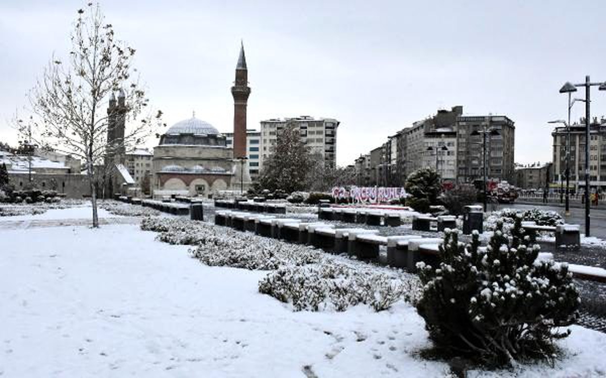Sivas beyaza büründü; 23 köy yolu kapandı