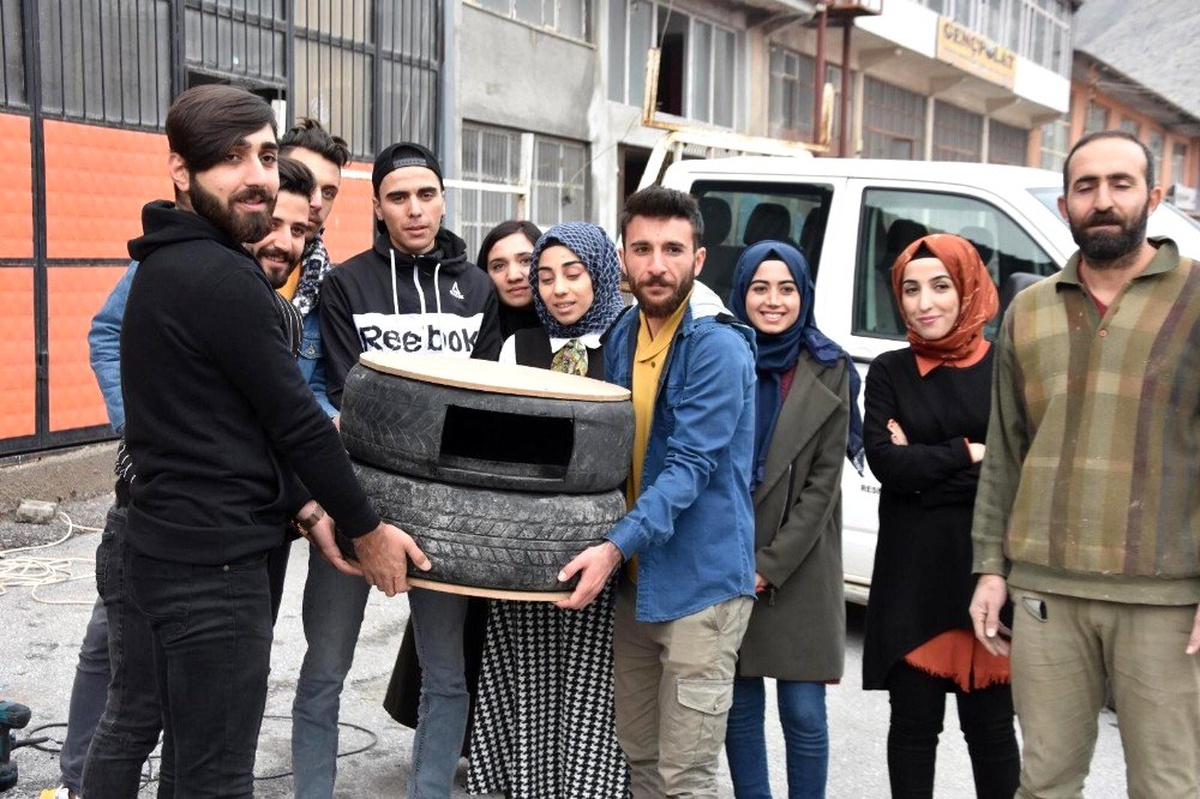 Üniversite öğrencileri araba lastiğinden kedi evi yaptı