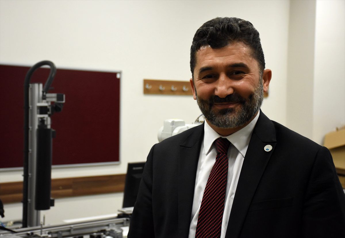 Üniversiteliler eğitim robotuyla öğrencilere "kodlama" öğretecek