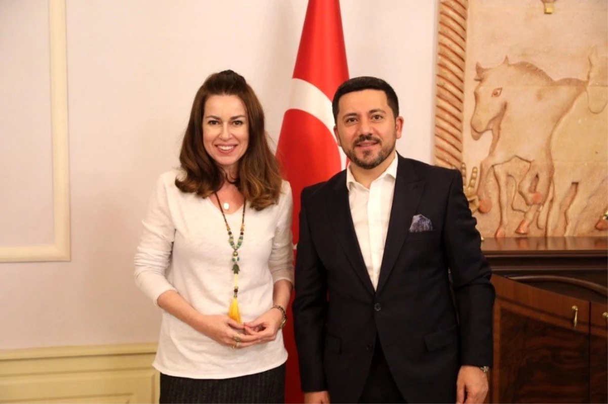 Ünlü oyuncu İpek Tuzcuoğlu, Belediye Başkanı Arı\'yı ziyaret etti