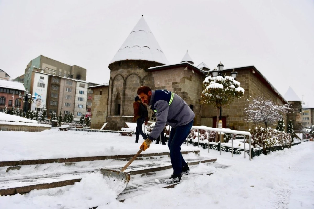 Yakutiye Belediyesi karla mücadelede yoğun mesai başlattı