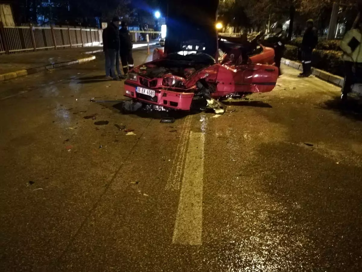 Yol süpürme aracına çarpan otomobilin sürücü öldü