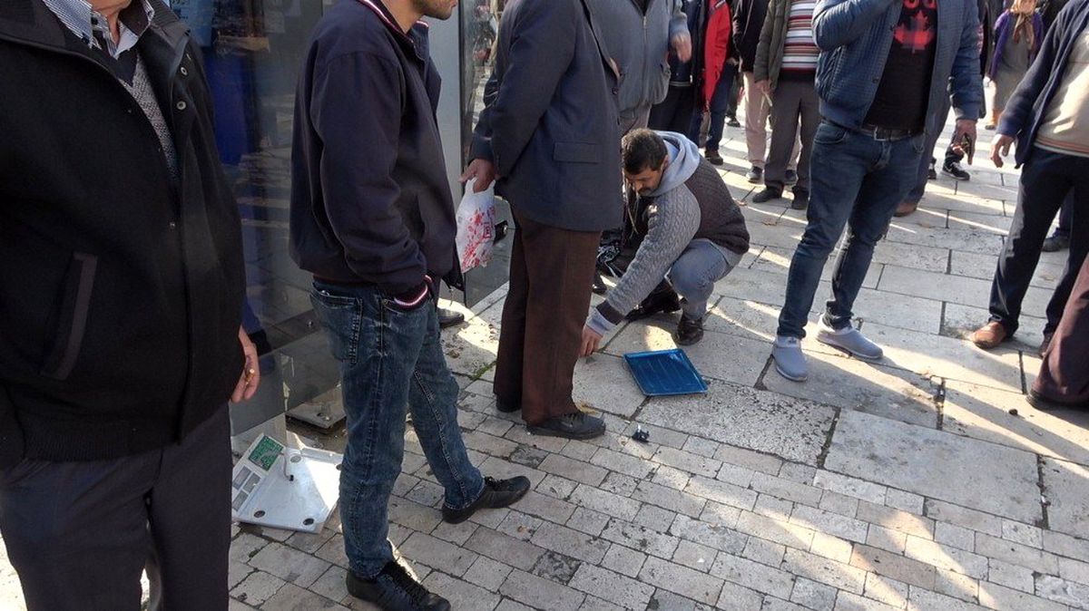 Zabıtaya kızıp terazisini böyle parçaladı