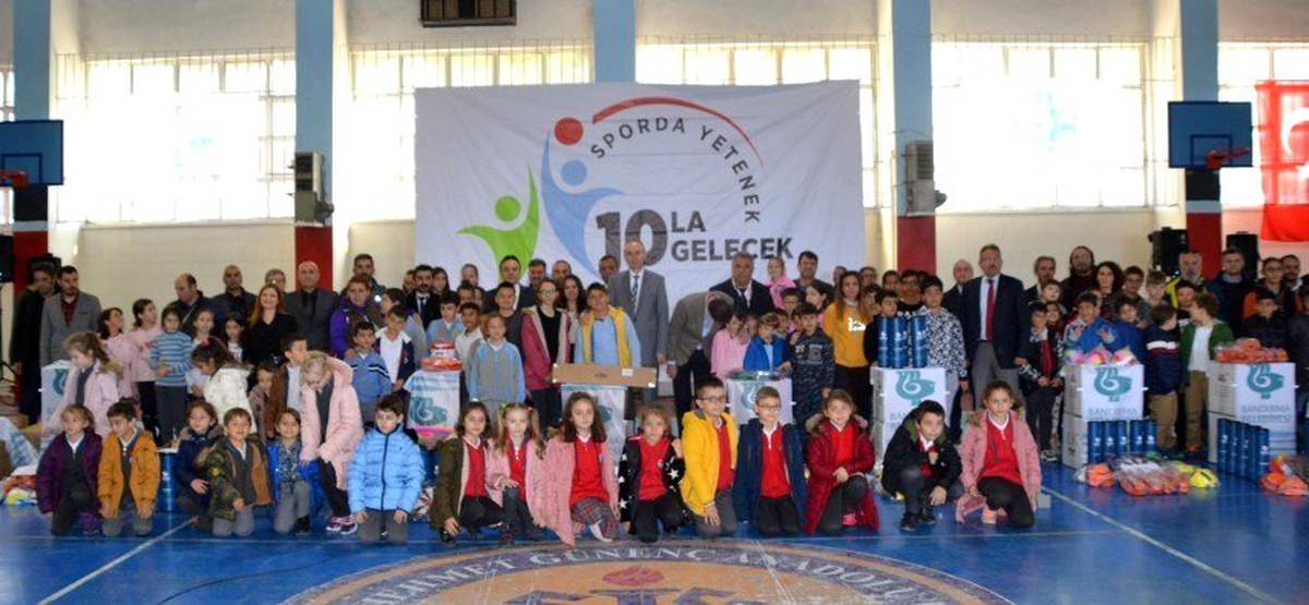 4 bin 500 öğrenciye spor malzemesi dağıtıldı