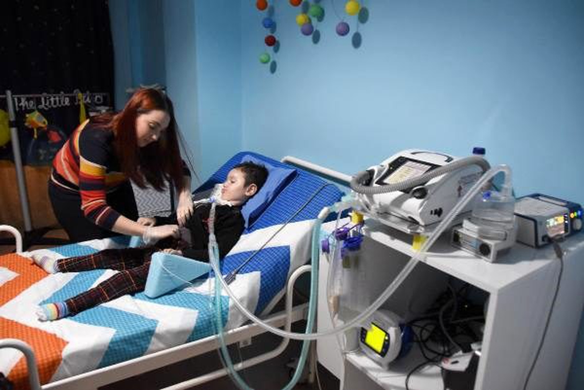 6 cihaza bağlı SMA hastası oğlunun odasını hastaneye çevirdi