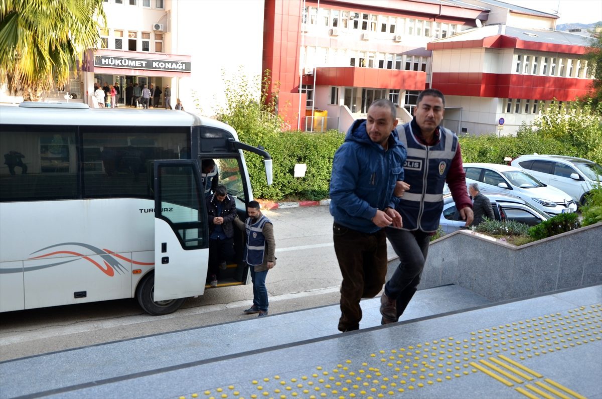 Adana\'daki uyuşturucu operasyonunda gözaltına alınan 16 zanlıdan 3\'ü tutuklandı