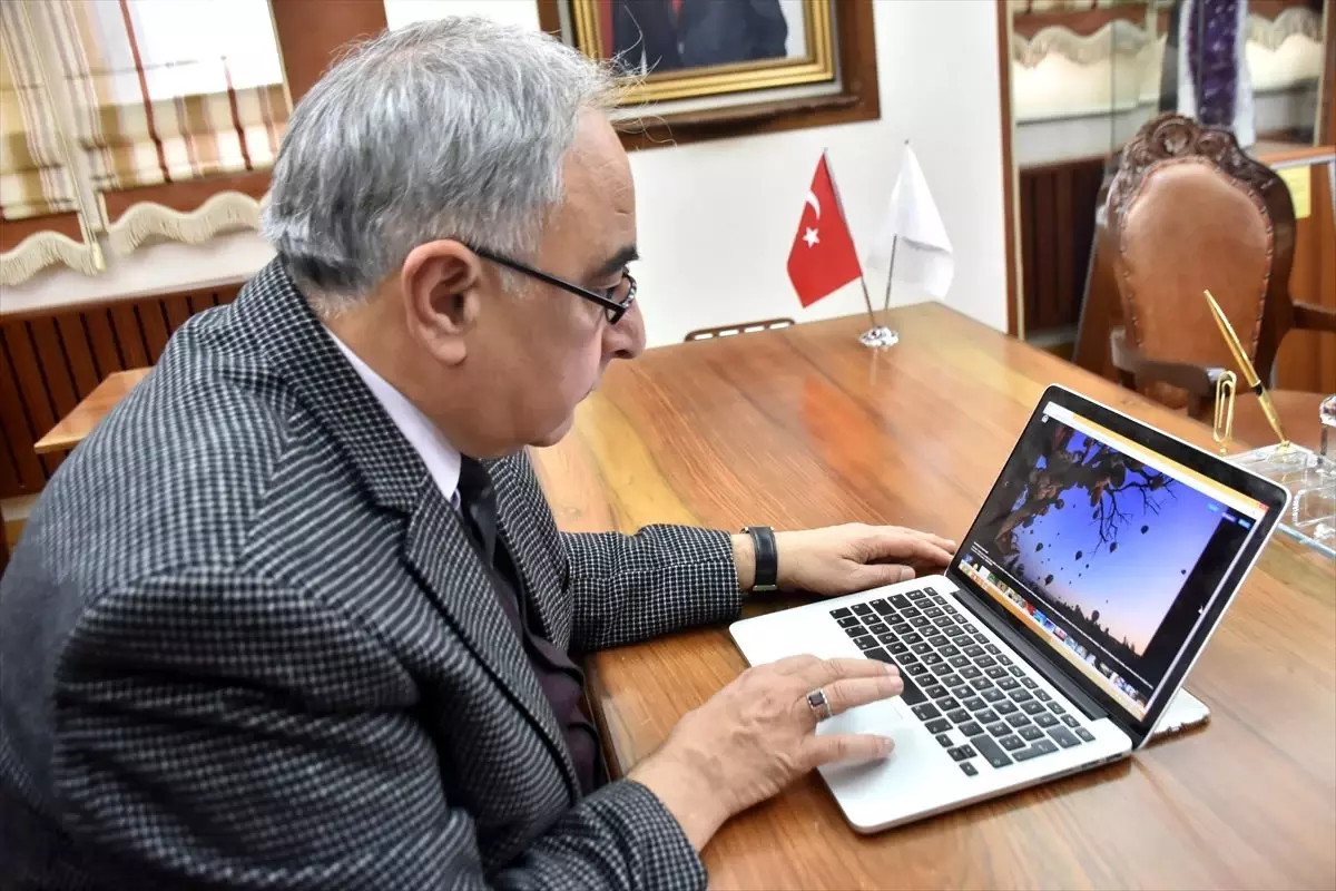 Adıyaman Üniversitesi Rektörü Turgut, AA\'nın "Yılın Fotoğrafları" oylamasına katıldı