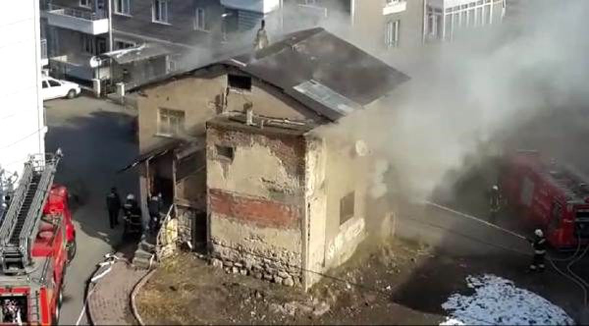 Afgan ailenin kaldığı ev, yangında hasar gördü