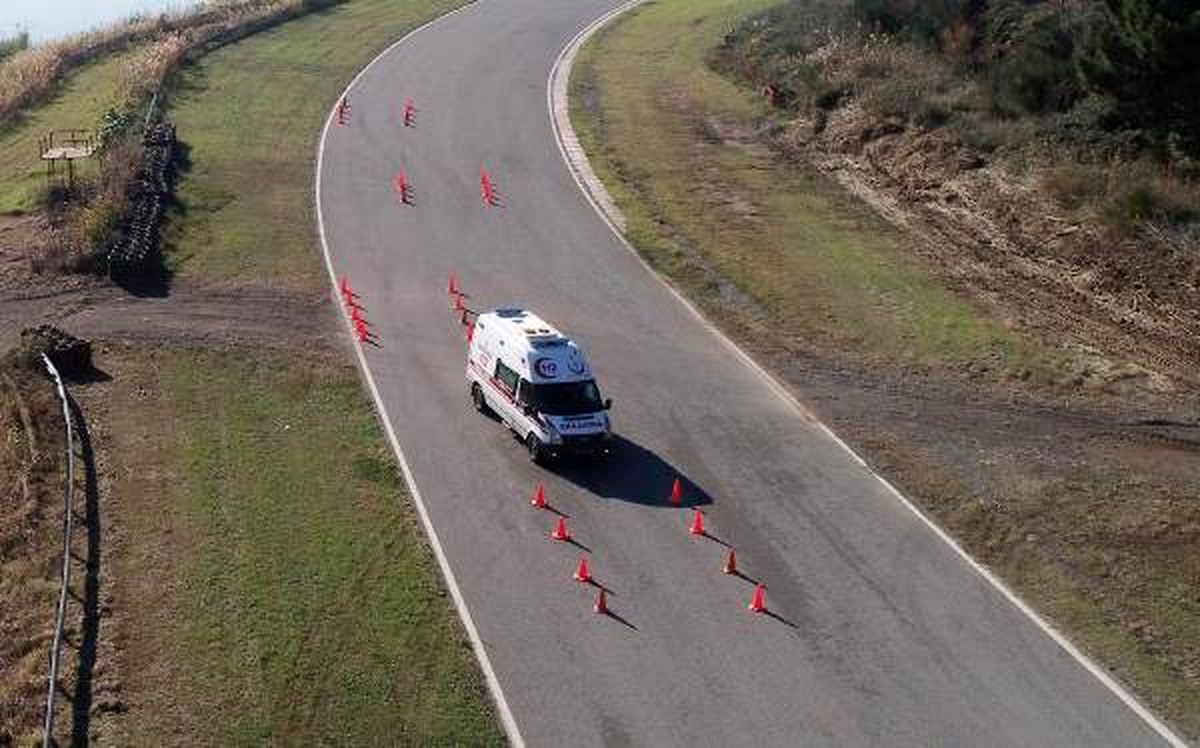 Ambulans şoförleri yarış pistinde hünerlerini sergiledi