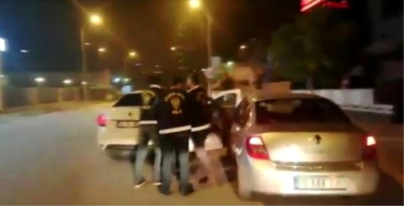 Ataşehir\'de polis silah satıcısının önünü böyle kesti