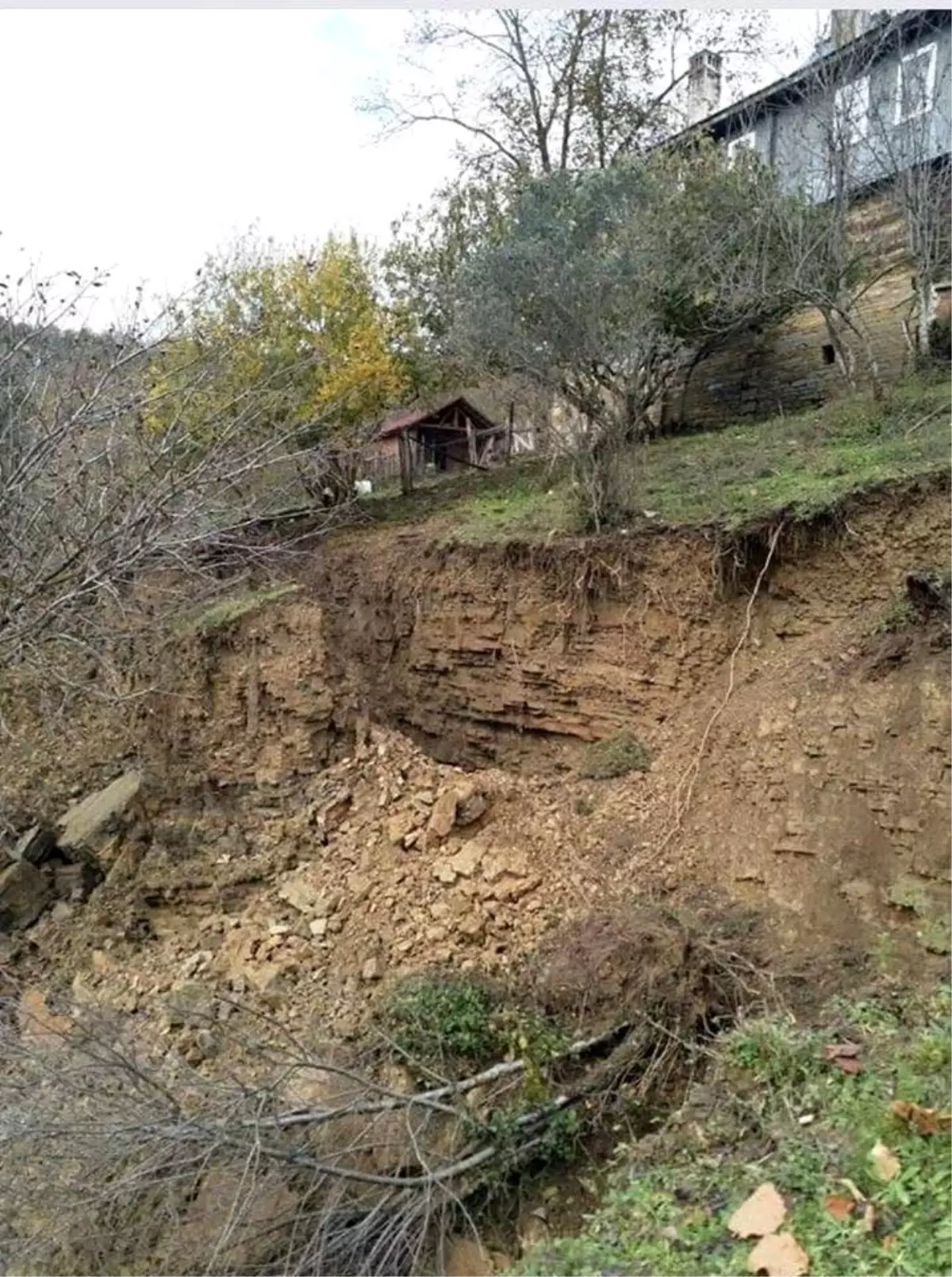 Ayancık\'ta toprak kayması: 2 ev tahliye edildi