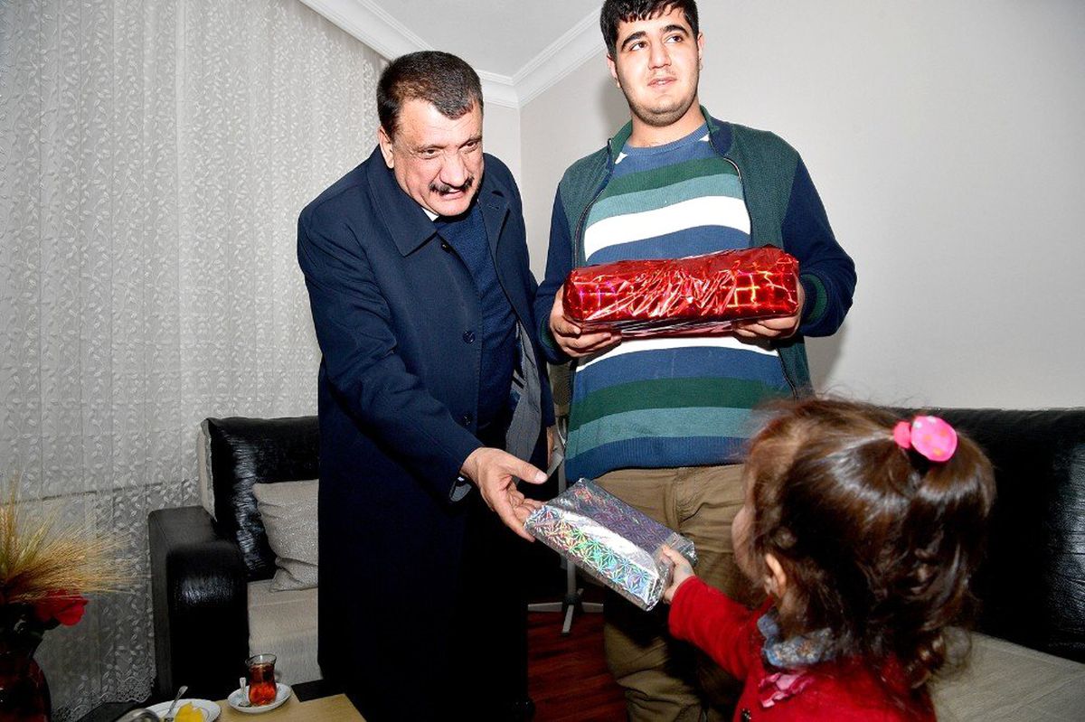 Başkan Gürkan\'dan engelli gence doğum günü sürprizi