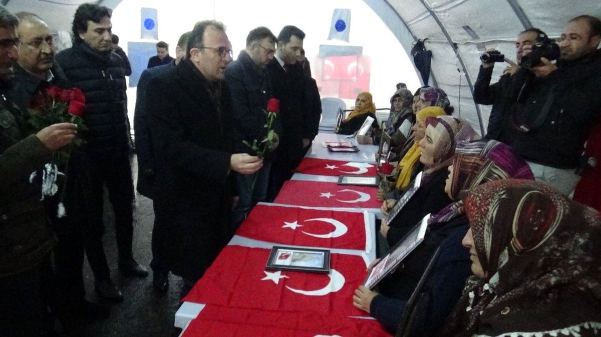 BİK Genel Müdürü Duran\'dan evlat nöbeti tutan ailelere ziyaret
