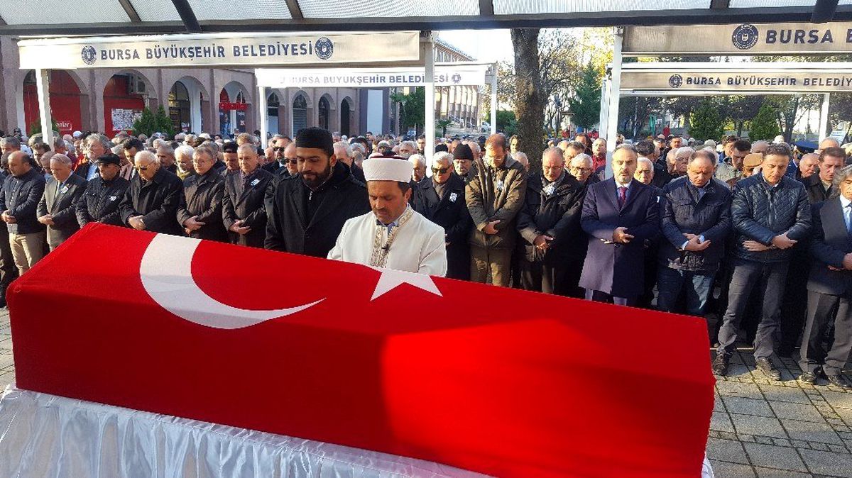 Bursa Büyükşehir Belediyesi\'nin ilk başkanı toprağa verildi