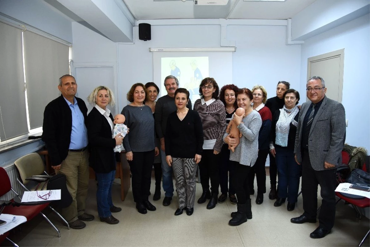 Büyükanne ve dedelere maket bebek üzerinde "Torunumu beklerken" eğitimi