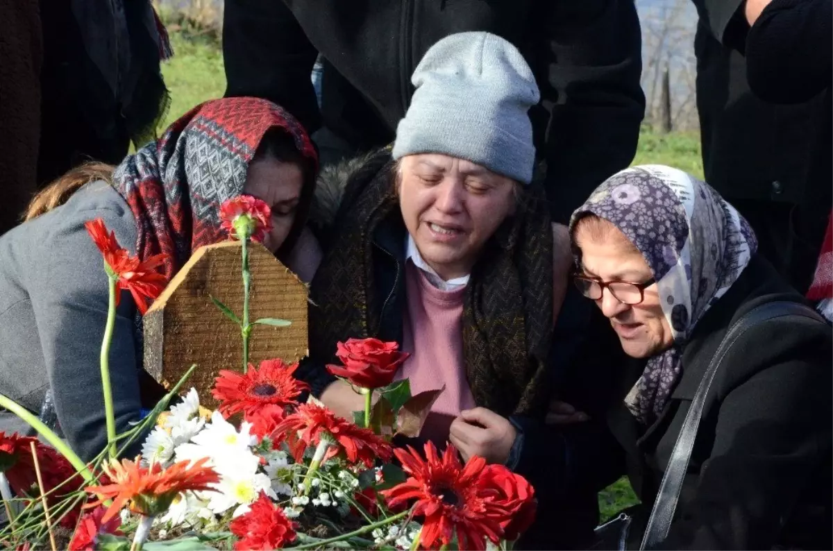 Ceren\'in annesinden duygulandıran sözler: "Doğum gününde mezarına senin kıyafetlerini giydim de...