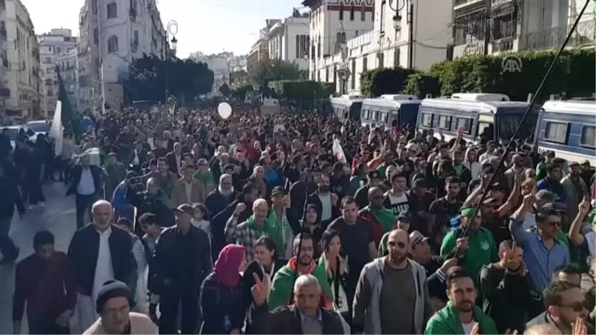 Cezayir\'de 12 Aralık\'ta yapılacak Cumhurbaşkanlığı seçimleri protesto edildi