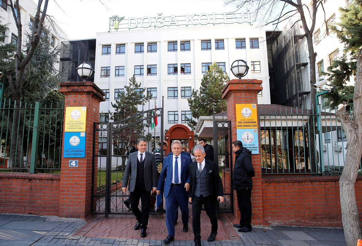 CHP\'den Doğa Koleji önünde basın açıklaması