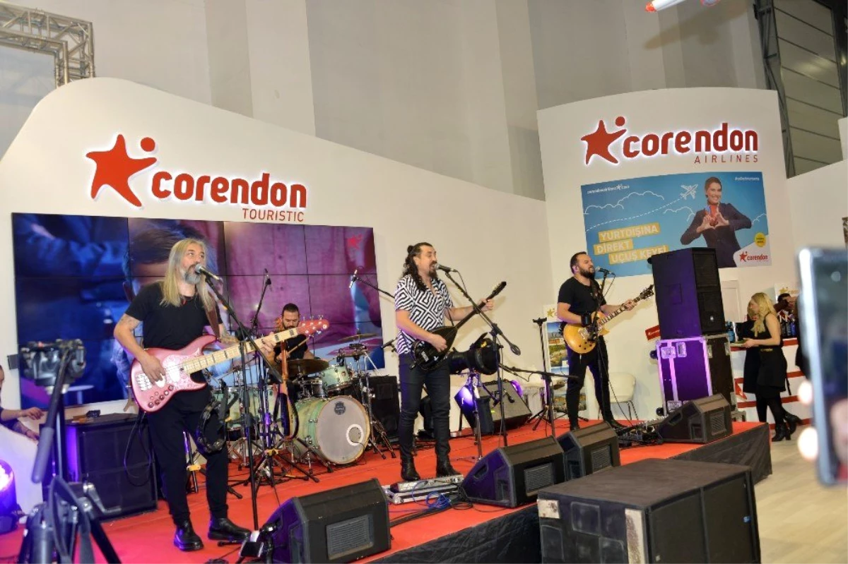 Corendon Airlines\'tan Travel Turkey İzmir\'in ilk gününde konser sürprizi