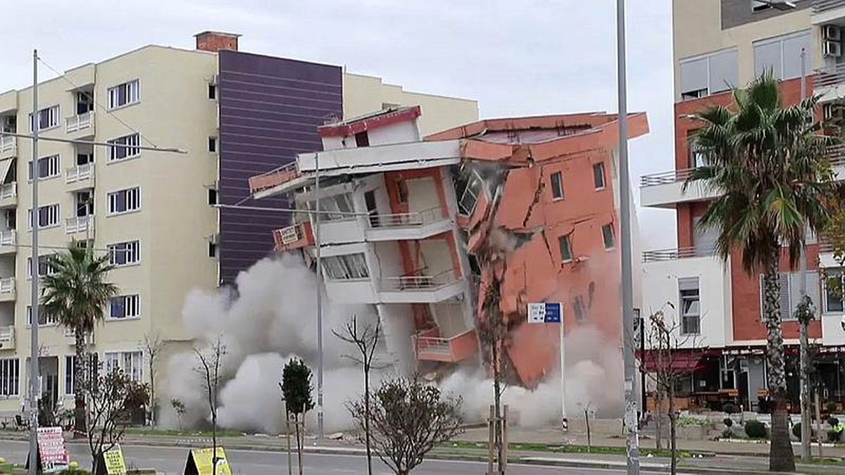 Deprem\'de zarar gören bina kontrollü şekilde yıkıldı