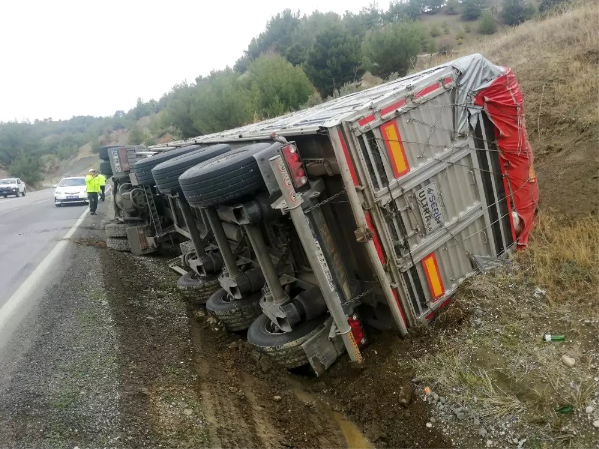 Devrilen tırın şoförü yara almadan kurtuldu