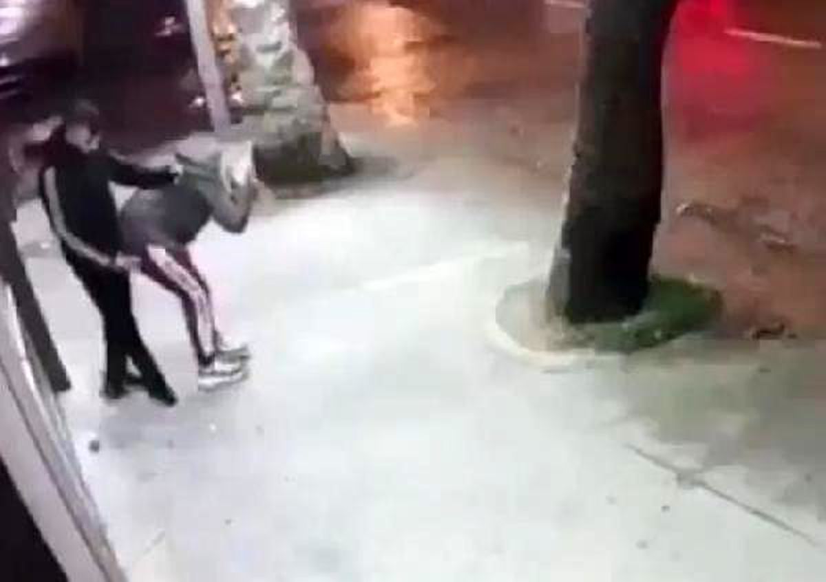 Genç kız, sokak ortasında dövüldü