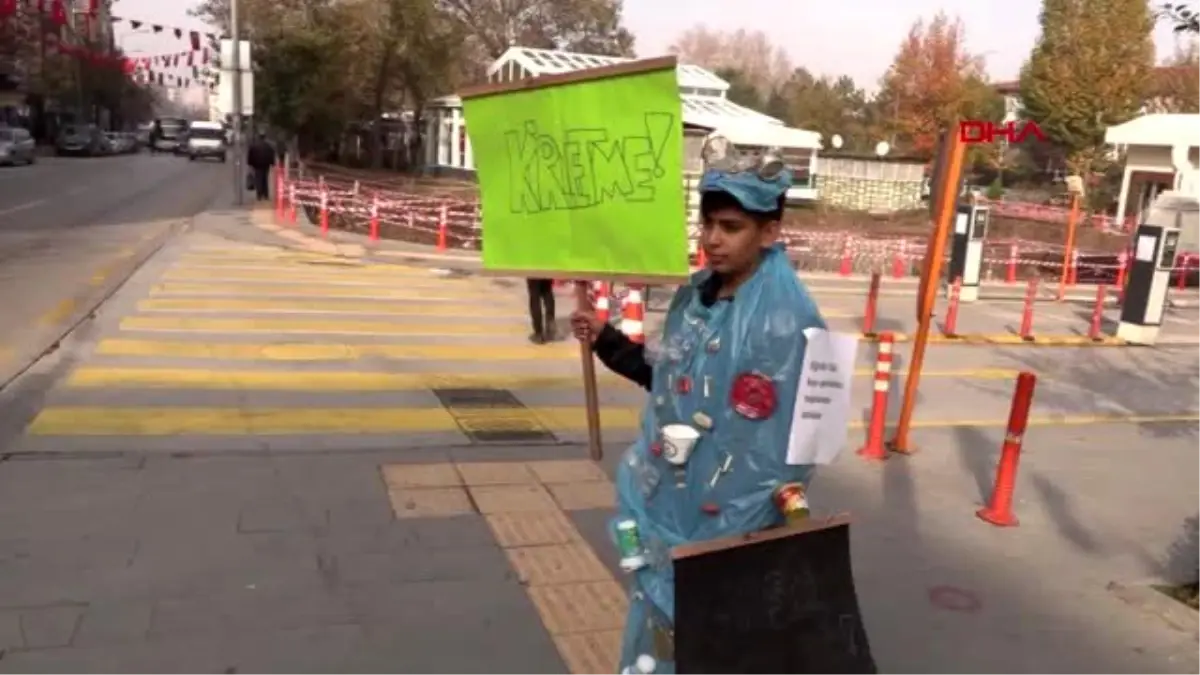 Göl kıyısında toplanan çöplerden yaptığı giysiyi üzerinde sergiledi