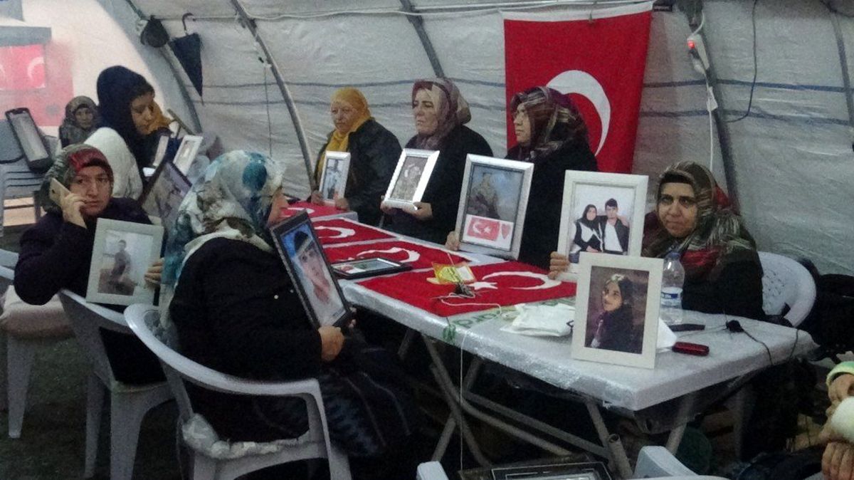 HDP önündeki ailelerin evlat nöbeti 95\'inci gününde