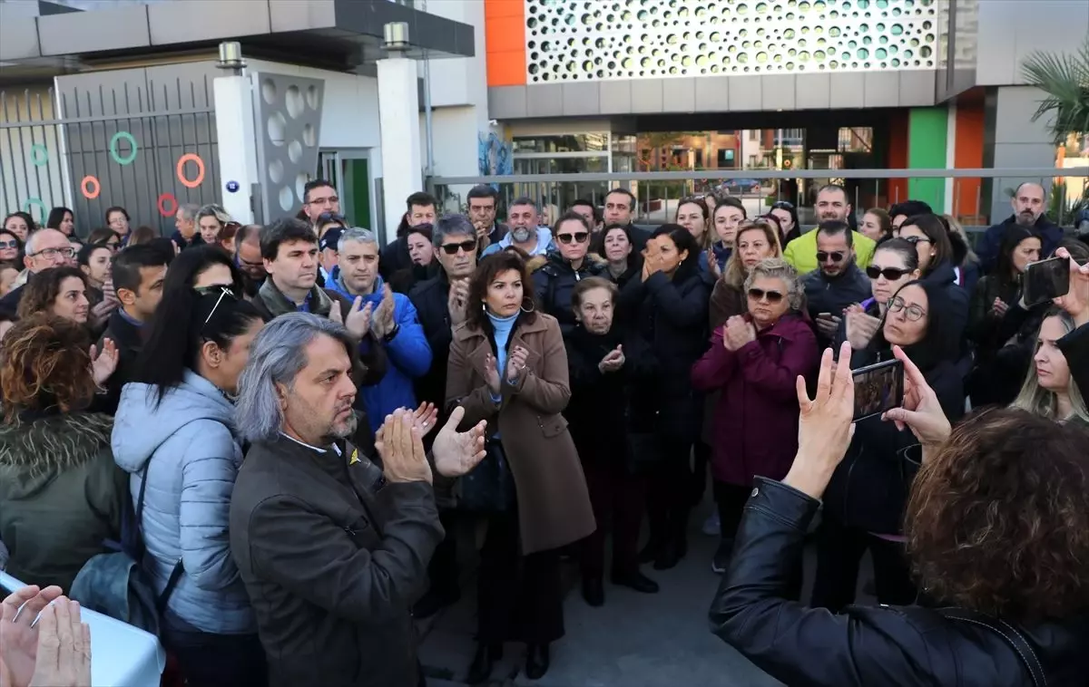 İzmir\'de velilerden maaşlarını alamayan özel okulun öğretmenlerine destek