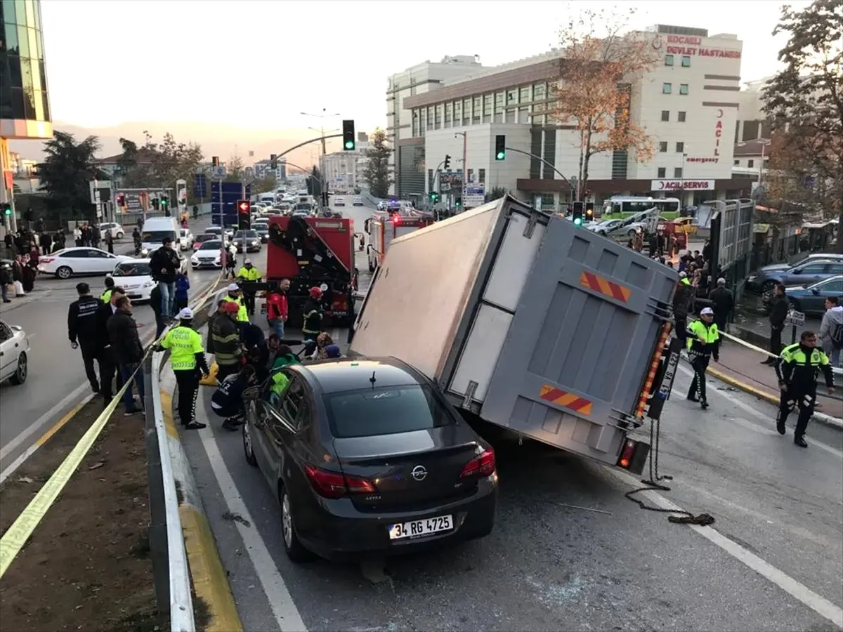 İzmit\'te 5 aracın karıştığı zincirleme trafik kazasında 1 kişi yaralandı