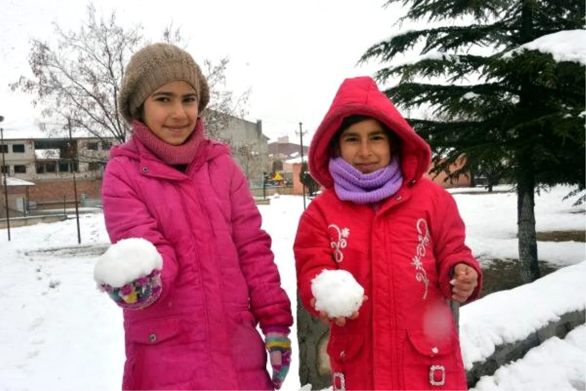 Kahramanmaraş\'ta iki ilçede kar tatili öğrencileri sevindirdi