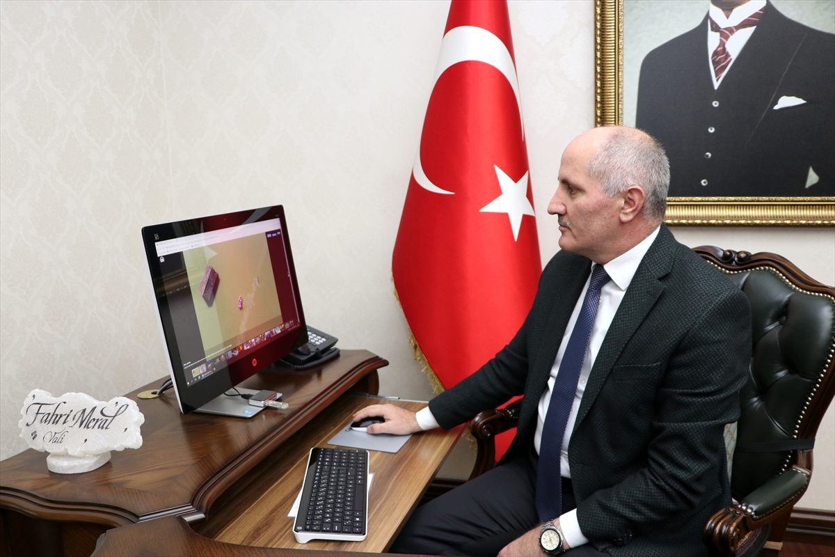 Karaman Valisi Fahri Meral AA\'nın "Yılın Fotoğrafları" oylamasına katıldı