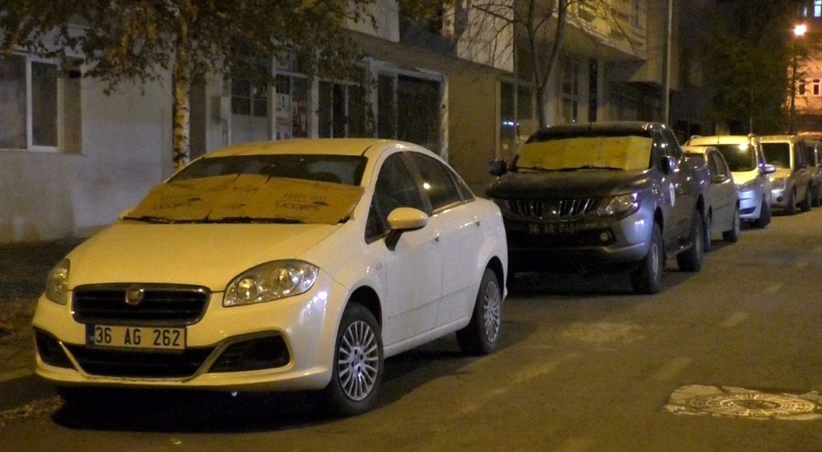 Kars\'ta araçlara halılı ve battaniyeli koruma