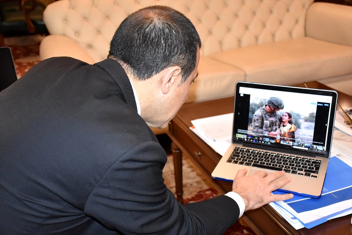 Kars Valisi Türker Öksüz, AA\'nın "Yılın Fotoğrafları" oylamasına katıldı
