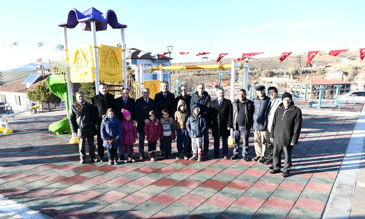 Kutludüğün pazar yeri ve parkı hizmete açıldı
