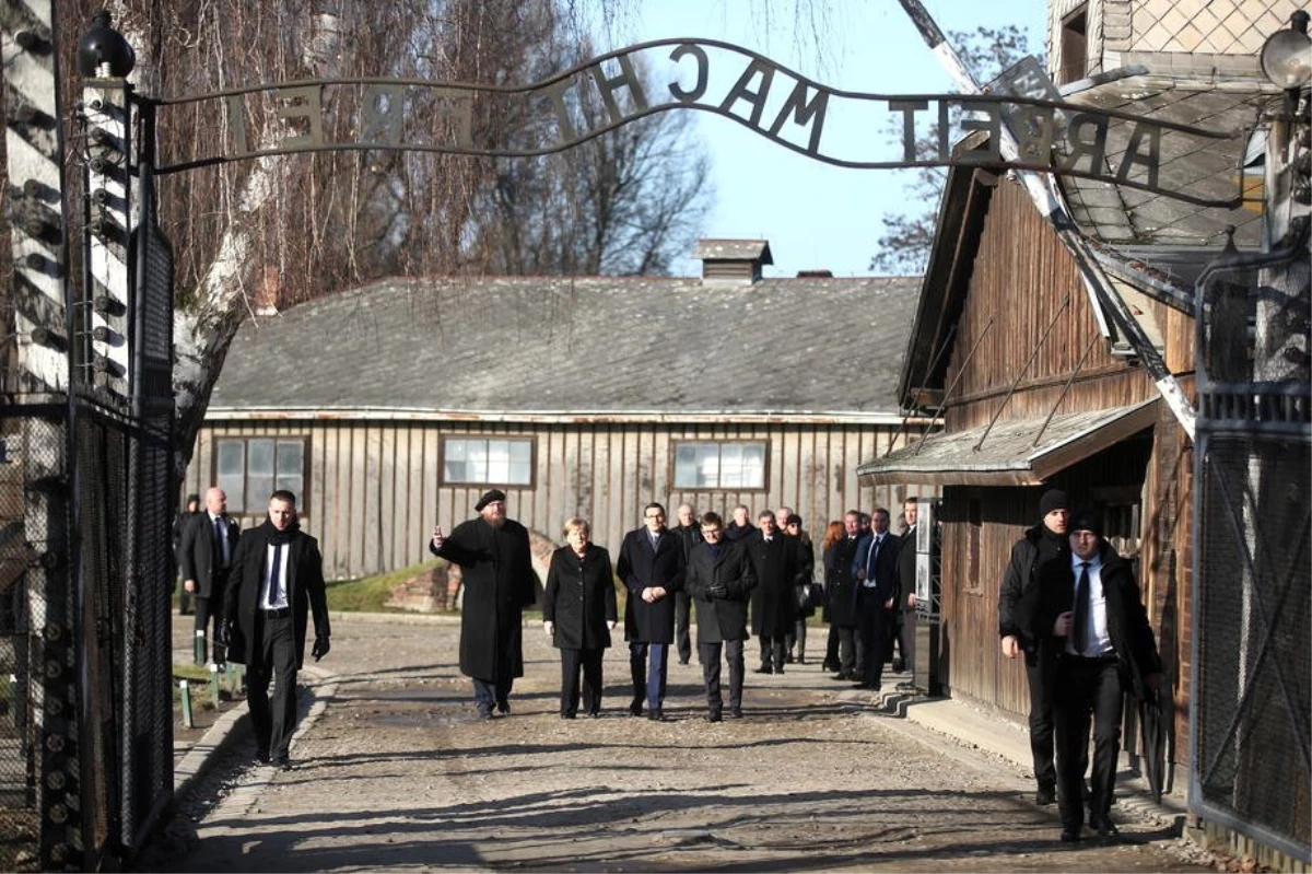 Merkel, Polonya\'da toplama kampını ilk kez ziyaret etti