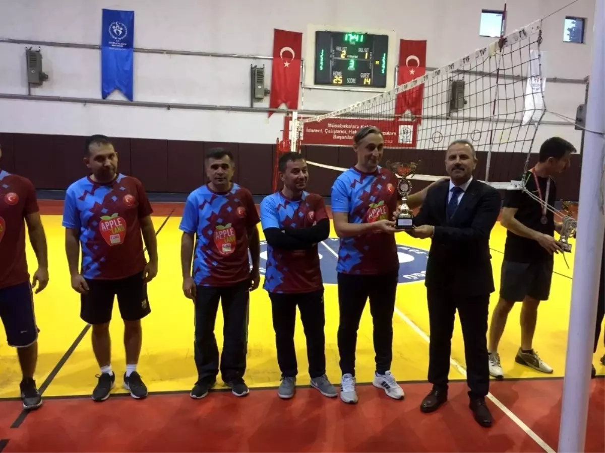 Öğretmenler Arası Voleybol Turnuvası Şampiyon Yukarı Gökdere Ortaokulu