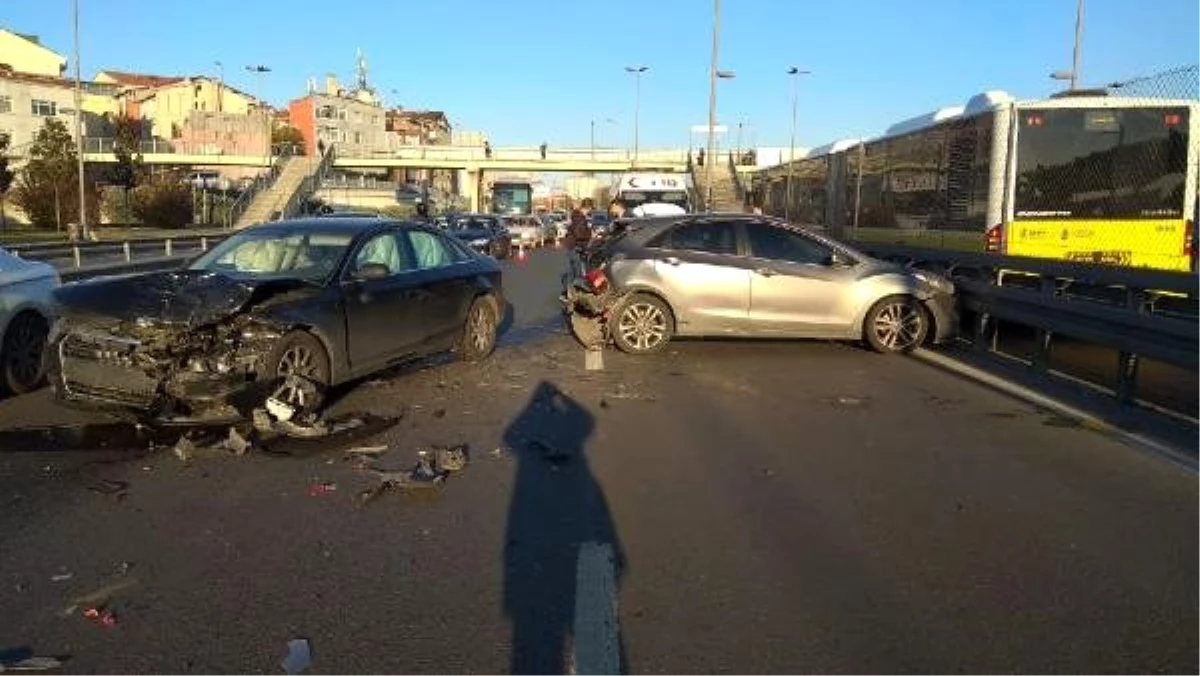 İstanbul Okmeydanı\'nda meydana gelen trafik kazasında 2 kişi yaralandı, trafik yoğunluğu oluştu