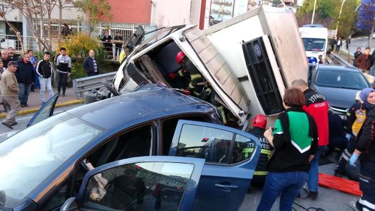 \'Ölüm yokuşu\'nda freni boşalan kamyon dehşet saçtı