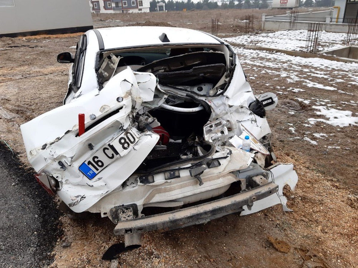 Otomobil ile kamyonet çarpıştı; 2 yaralı