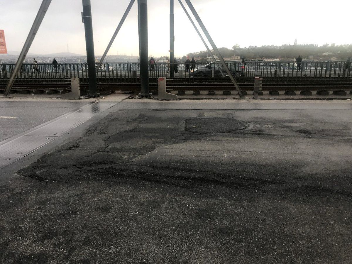 (Özel) Galata Köprüsü\'ndeki çukurlar sürücülere zor anlar yaşattı