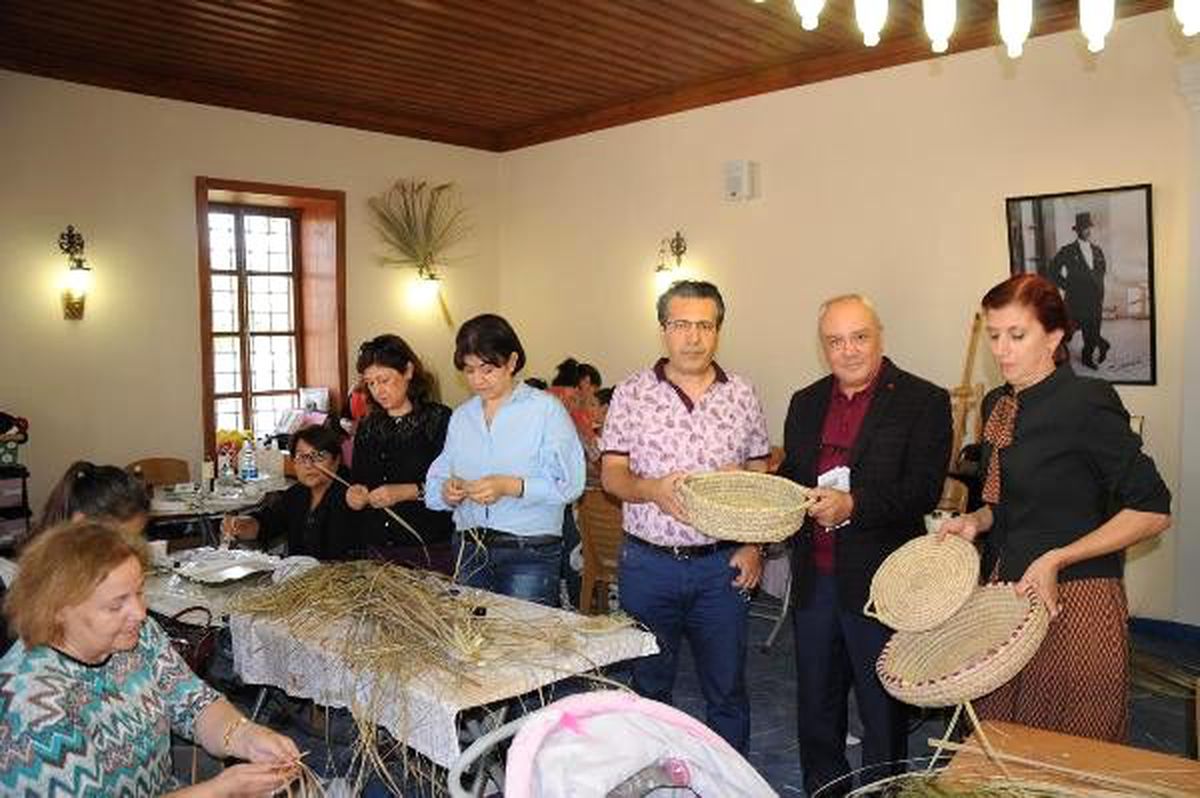 Palmiye yaprakları kadın elinde değer buldu